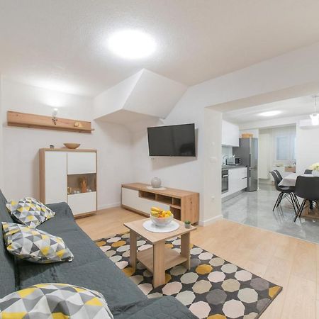 Apartmani Mara คาชเตลา ภายนอก รูปภาพ